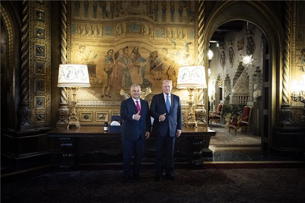 A Miniszterelnöki Sajtóiroda által közreadott képen Orbán Viktor miniszterelnök (b) és Donald Trump találkozója a korábbi amerikai elnök, republikánus elnökjelölt floridai rezidenciáján, Mar-a-Lagóban 2024. július 11-én.