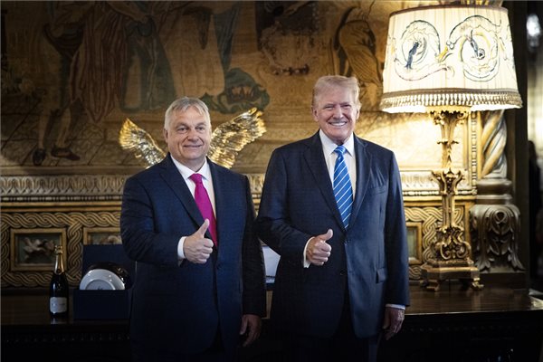 A Miniszterelnöki Sajtóiroda által közreadott képen Orbán Viktor miniszterelnök (b) és Donald Trump találkozója a korábbi amerikai elnök, republikánus elnökjelölt floridai rezidenciáján, Mar-a-Lagóban 2024. július 11-én.