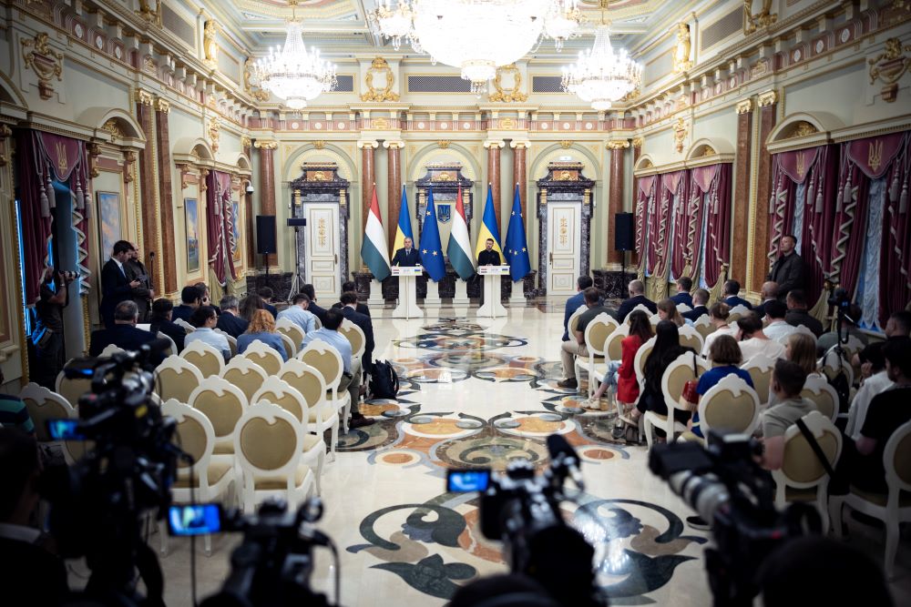 A Miniszterelnöki Sajtóiroda által közreadott képen Orbán Viktor miniszterelnök (b) és Volodimir Zelenszkij ukrán elnök sajtótájékoztatón Kijevben 2024. július 2-án.