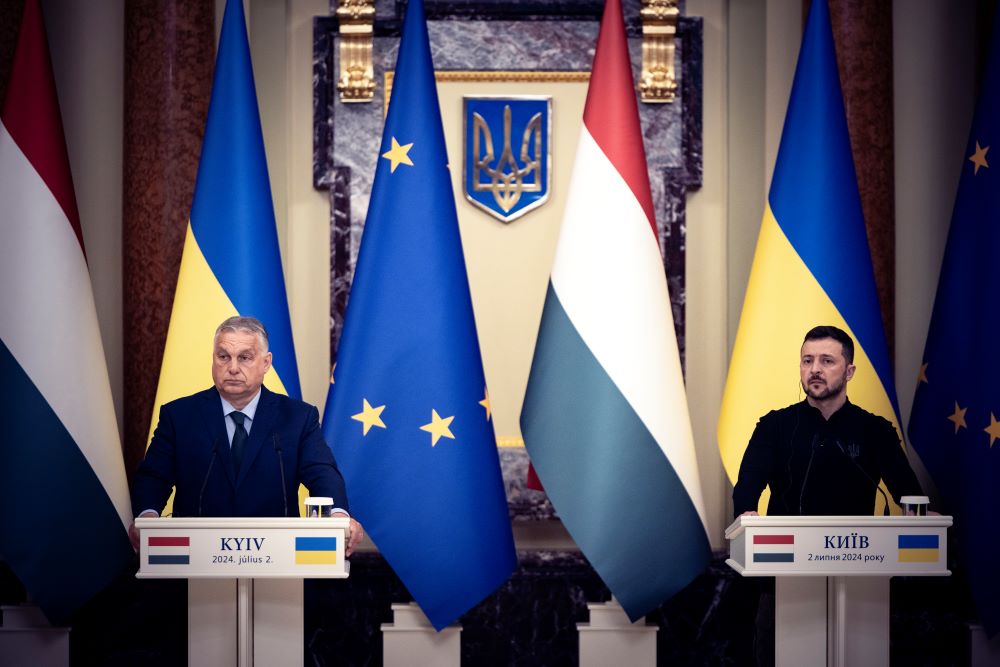 A Miniszterelnöki Sajtóiroda által közreadott képen Orbán Viktor miniszterelnök (b) és Volodimir Zelenszkij ukrán elnök sajtótájékoztatón Kijevben 2024. július 2-án.