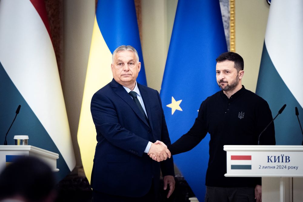A Miniszterelnöki Sajtóiroda által közreadott képen Orbán Viktor miniszterelnök (b) és Volodimir Zelenszkij ukrán elnök kezet fog a tárgyalásuk után tartott sajtótájékoztatón Kijevben 2024. július 2-án.