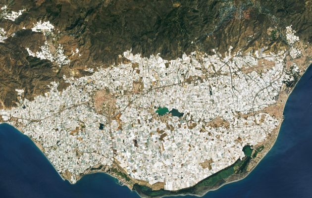 Almeria üvegházai fehéren csillognak.