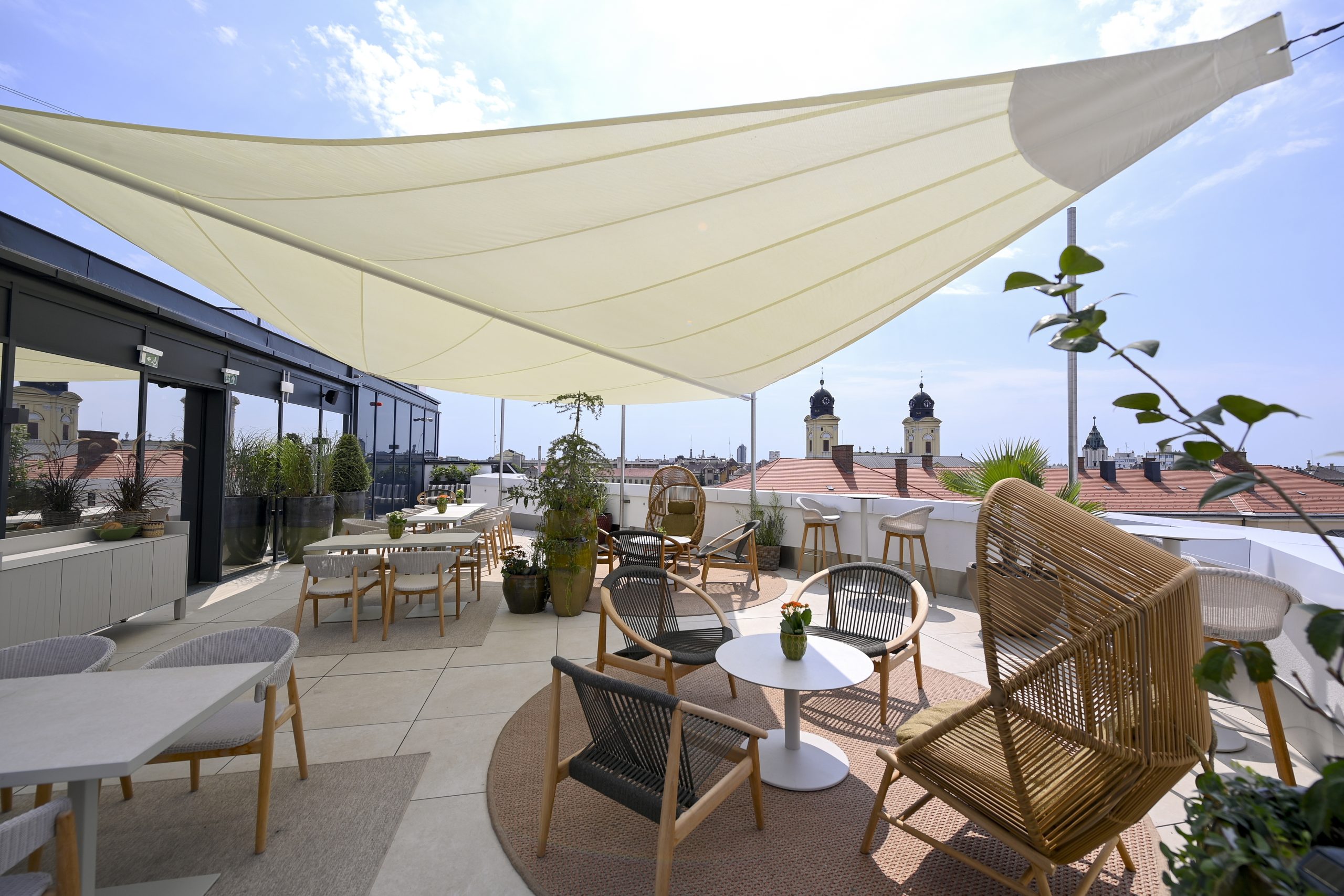 Sky-bar a Hilton Garden Inn Debrecen City Centre hotelben a nyitónapon, 2024. augusztus 15-én.